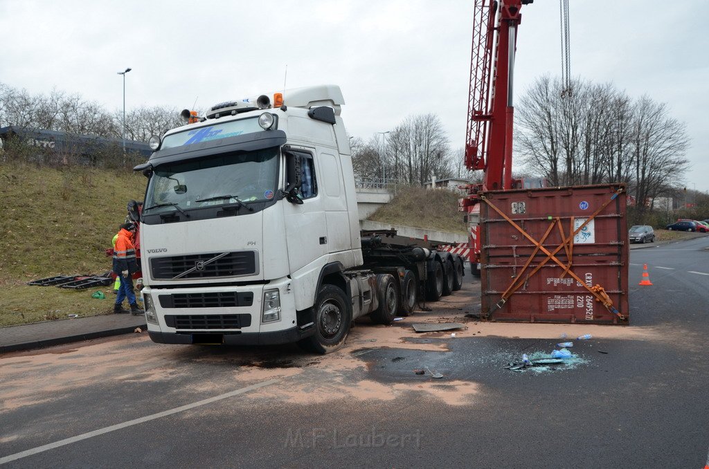 LKW umgestuerzt Niehler Hafen P170.JPG